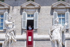 El Papa Francisco saluda durante el ngelus, este domingo, en el Vaticano.
