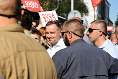 Jaslo (Poland).- Polish President and candidate for Poland's president of main ruling party Law and Justice (PiS) Andrzej lt;HIT gt;Duda lt;/HIT gt; (C) attends his meeting with local residents during his visit in Jaslo, southeastern Poland, 10 July 2020. Incumbent President Andrzej lt;HIT gt;Duda lt;/HIT gt; won 43.5 percent of votes in the presidential election held on 28 June while his main rival, lt;HIT gt;Rafal lt;/HIT gt; Trzaskowski, 30.46 percent. The right-wing incumbent president and his main contender, the centrist Civic Coalition candidate, will meet in the second round of presidential elections on 12 July 2020. (Elecciones, Polonia) EPA/ POLAND OUT