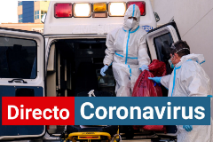 Sanitarios limpian el material mdico de una ambulancia por el coronavirus.
