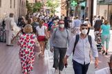 Transentes se protegen con mascarillas, este lunes, por las calles de Palma de Mallorca.
