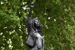 Estatua de  Jen Reid, con el puo en alto, en Bristol.