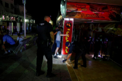 Control policial en la calle Punta Ballena, una de las tres que el Gobierno balear ha cerrado