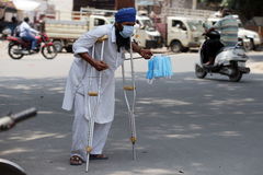 Un hombre vende mascarillas en la calle en Amritsar (India).