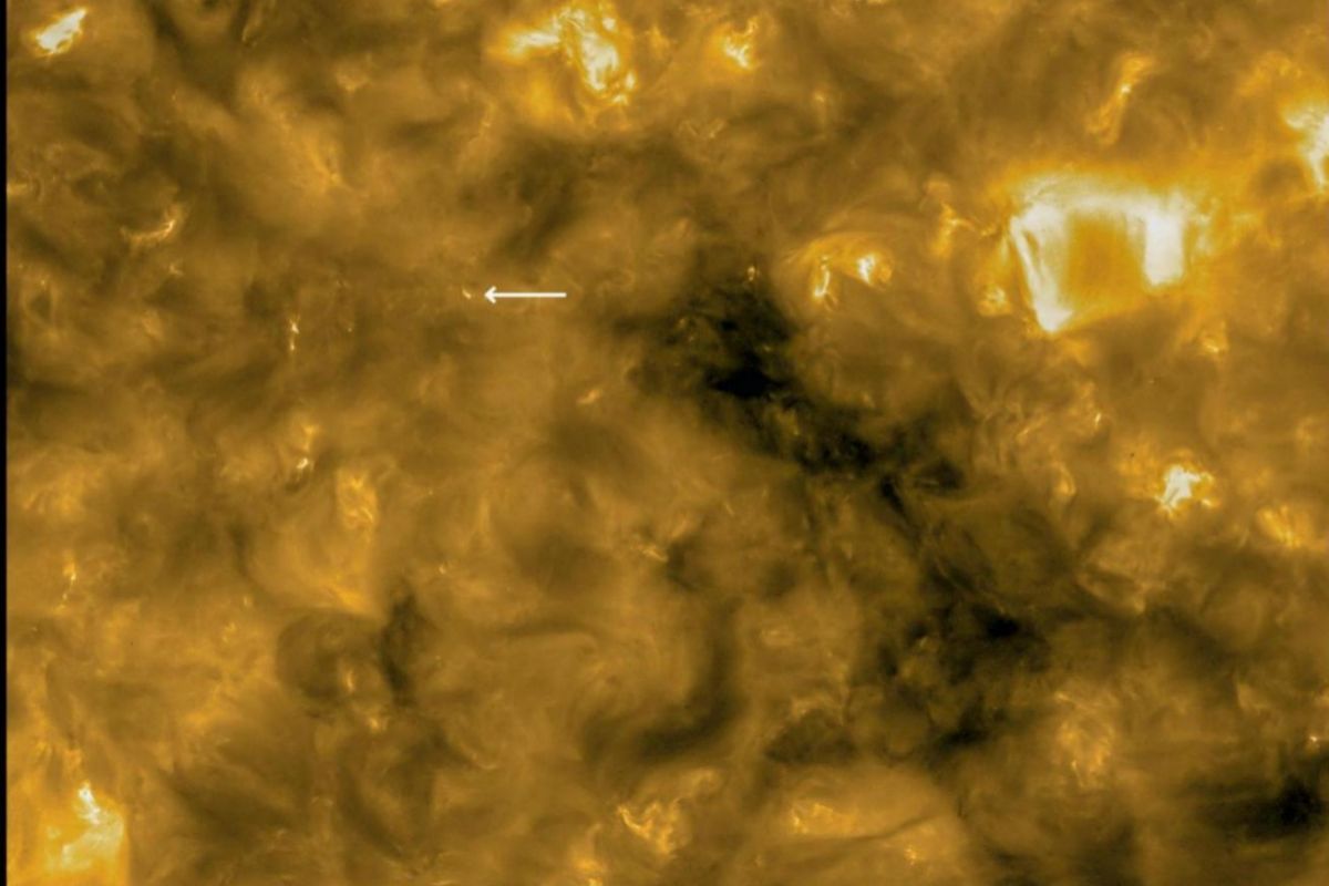 Detalle de la superficie del Sol. La flecha muestra una de estas hogueras o minierupciones