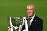 Zidane posa con el trofeo de la 34 Liga del Real Madrid.