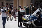 Agentes de la Guardia Urbana de Barcelona multando a un ciclista