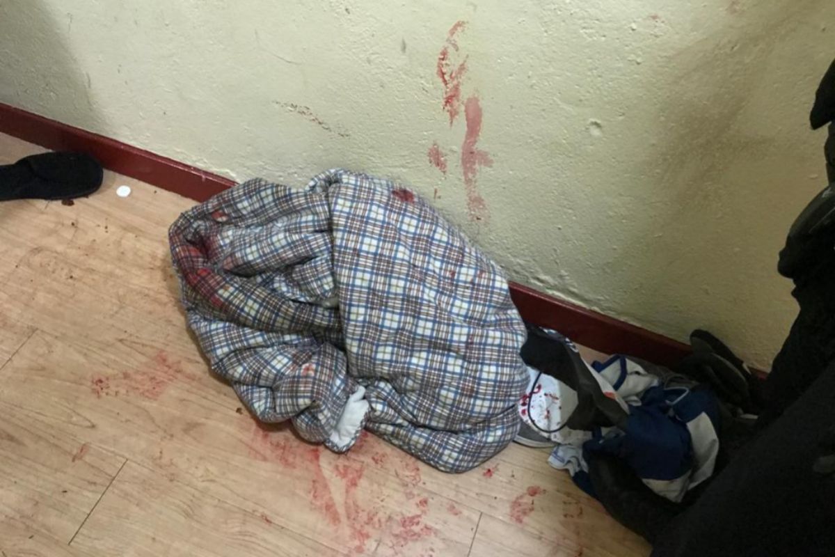Restos de sangre y ropas tiradas en el suelo tras un incidente en el...