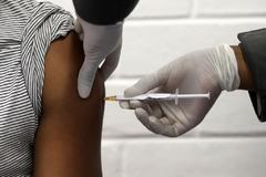 Una persona recibe en Sudfrica la vacuna contra el coronavirus en fase de ensayo