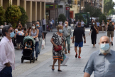 Varias personas con mascarilla caminan por las calles de Huesca.