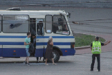 Lutsk (Ukraine).- A police officer (R) directs three hostages released from a hijacked bus in the downtown area of the city of Lutsk, western Ukraine, 21 July 2020. According to local media, an armed man had taken the commuter bus' passengers and driver hostage. Shots were reported at the scene. The head of the National Police's regional department, Yuriy Kroshko, said the attacker had threatened hostages with a firearm and an explosive device. Ukraine's Deputy Interior Minister Anton Gerashchenko said the alleged hijacker had identified himself as Maksym Plokhoy. The suspect also claimed he had planted another explosive in an unspecified crowded location in Lutsk and said he would set off that bomb if his demands were not met. According to officials, Plokhoy is a convicted felon and has a history of mental disorders. (Atentado, Incendio, lt;HIT gt;Ucrania lt;/HIT gt;) EPA/
