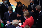 En el centro, Pedro Snchez, Emmanuel Macron y Angela Merkel durante el Consejo Europeo