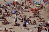 Decenas de personas disfrutan de la playa de La Nova Icaria el viernes en Barcelona.
