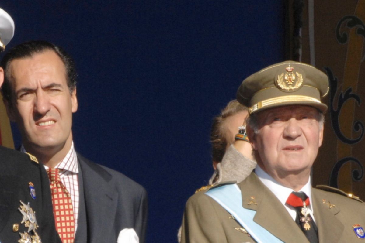 Jaime de Marichalar, detrs del Rey Juan Carlos, en el desfile militar de la Fiesta Nacional, en 2007.