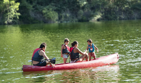 Kayak en familia en el embalse de Bolarque.