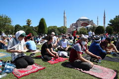Miles de personas esperan a la primera oracin del viernes en el templo de Santa Sofa en Estambul.
