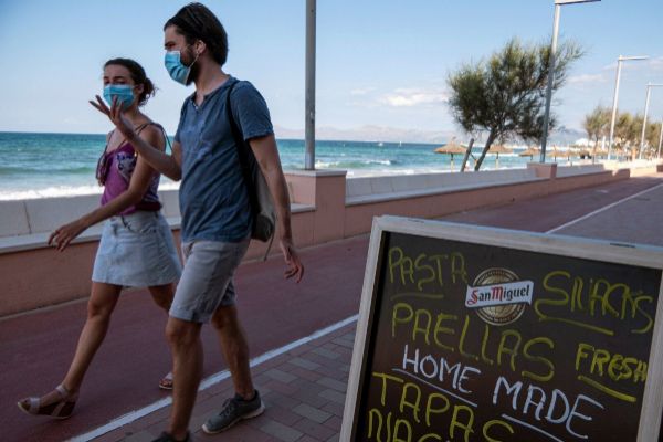 Dos personas pasean con mascarillas en Palma de Mallorca