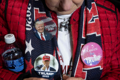 Un partidario de Trump con merchandising del presidente en Carolina del Sur.