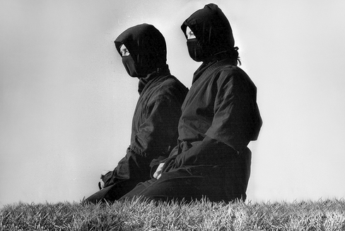 Nostalgia. Dos alumnos de artes marciales, vestidos de ninjas, en Australia, en 1990.