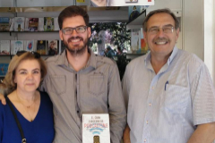 La familia Izuzquiza, durante la firma de libros de su hijo en una Feria del Libro reciente.