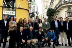 Patronos de la Fundacin Alal posan juntos en una calle de Sevilla antes de la crisis del Coronavirus.