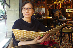 Li-Meng Yang, en un caf de Barcelona, adonde viaj hace dos aos. CRNICA