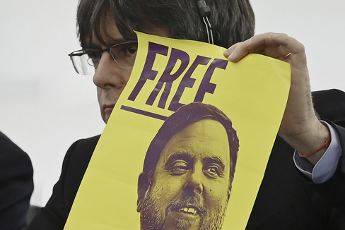 Carles Puigdemont, con una pancarta por la libertad de Junqueras, en enero. AFP