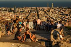 Turistas, al atardecer en el Carmel, Barcelona.