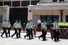 Policas chinos frente al consulado de EEUU en Chengdu