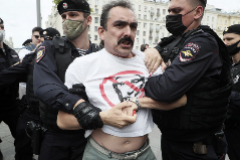 Un hombre es detenido durante las marchas en Mosc.