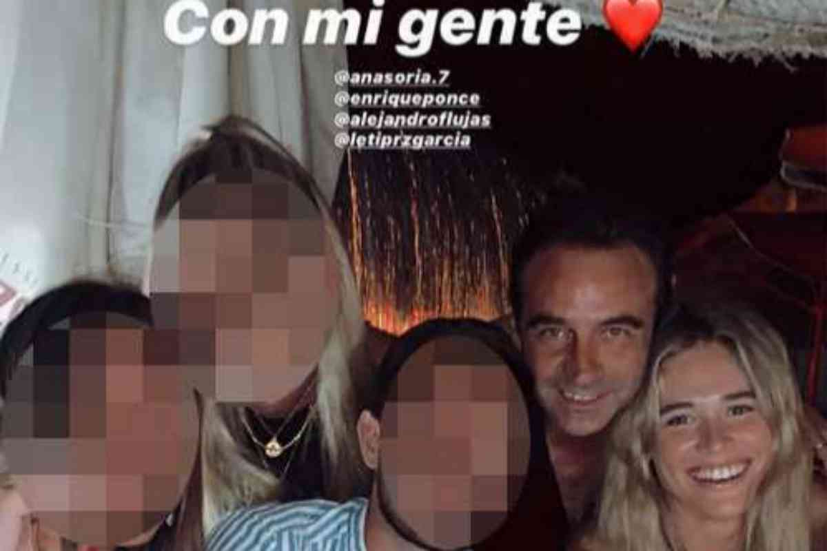 Enrique Ponce, de fiesta con su novia y los amigos de ella.
