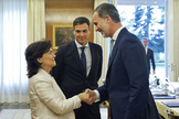 Carmen Calvo saluda a Felipe VI en presencia de Pedro Snchez, en 2019.