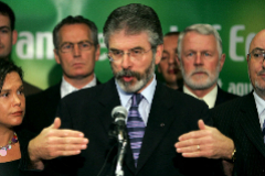 Gerry Adams anuncia el fin de la lucha armada del IRA, hace 15 aos.