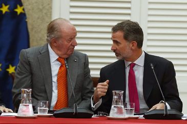 Juan Carlos I habla con su hijo, Felipe VI, en 2019.