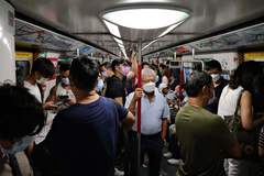 Vagn del metro de Hong Kong el mircoles tras decretarse el uso obligatorio de mascarillas.