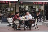 Dos clientes sin mascarilla en una terraza del centro de Madrid.
