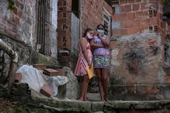 La estudiante Gloria Dayane, con su madre Darla da Silva, en un barrio pobre de Pernambuco, Brasil.