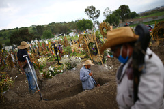 Trabajadores cavan nuevas tumbas en el cementerio de Xico.