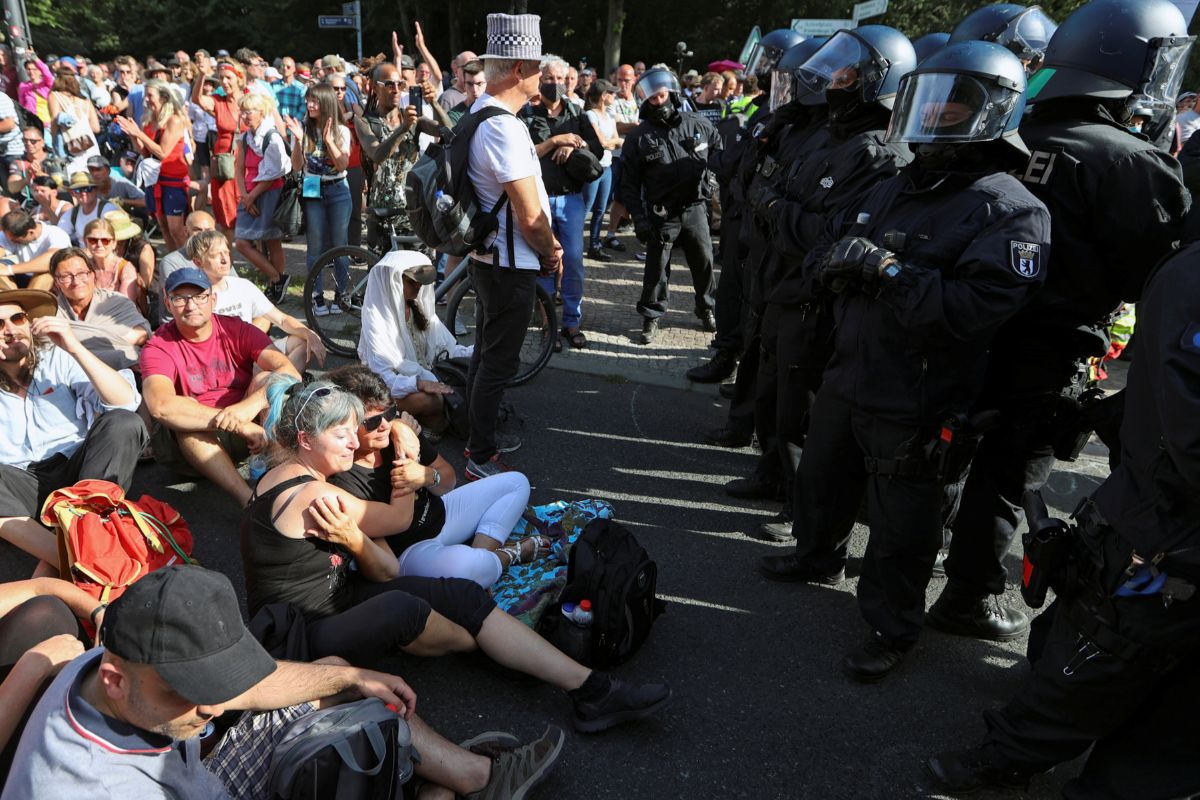 Policas bloquean el paso, en la Puerta de Branderburgo.