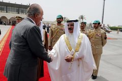 Haman bin Isa al Halifa despide a Don Juan Carlos a pie de avin en 2014