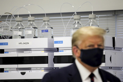 Donald Trump en una planta de fabricacin farmacutica.