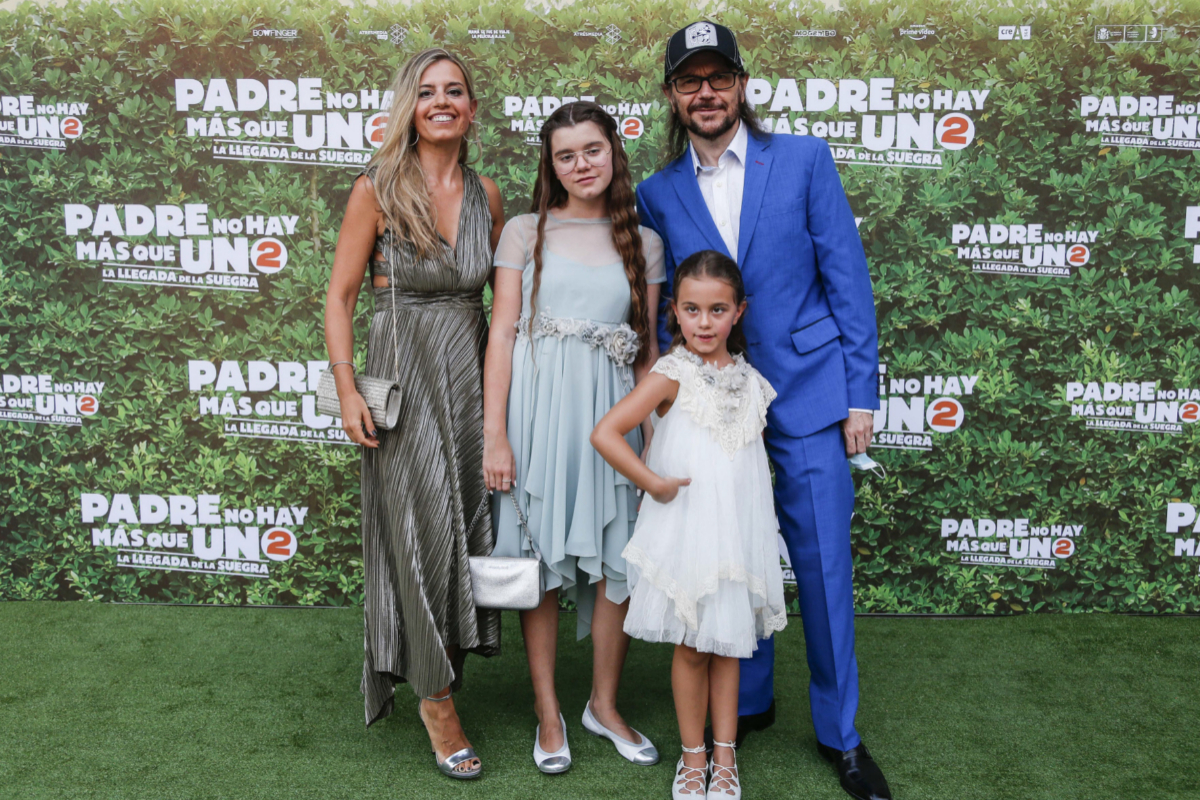 Santiago Segura junto a su mujer y sus hijas en el estreno de 'Padre no hay ms que uno: 2'
