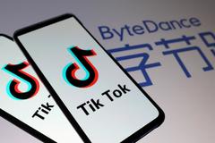 Logotipo de TikTok en un par de dispositivos mviles.
