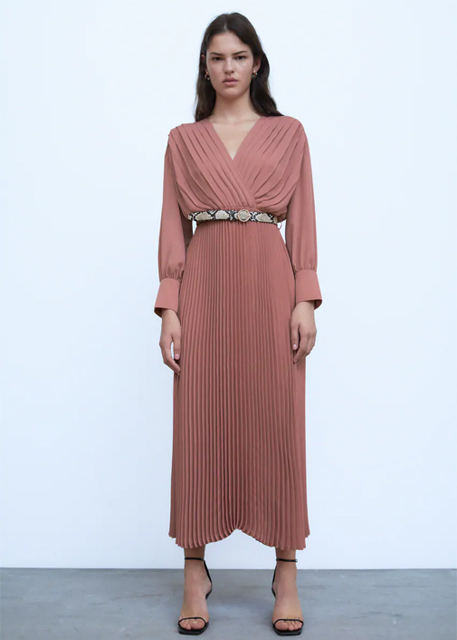 Zara diseña un vestido plisado casi de alta para un look de invitada por de 50 euros | Moda