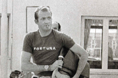 El Rey Juan Carlos, fumando, en Palma de Mallorca, en los aos 70.