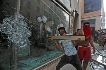 La rabia se abre paso en el Lbano tras las explosiones: "El pueblo quiere el fin del rgimen!"