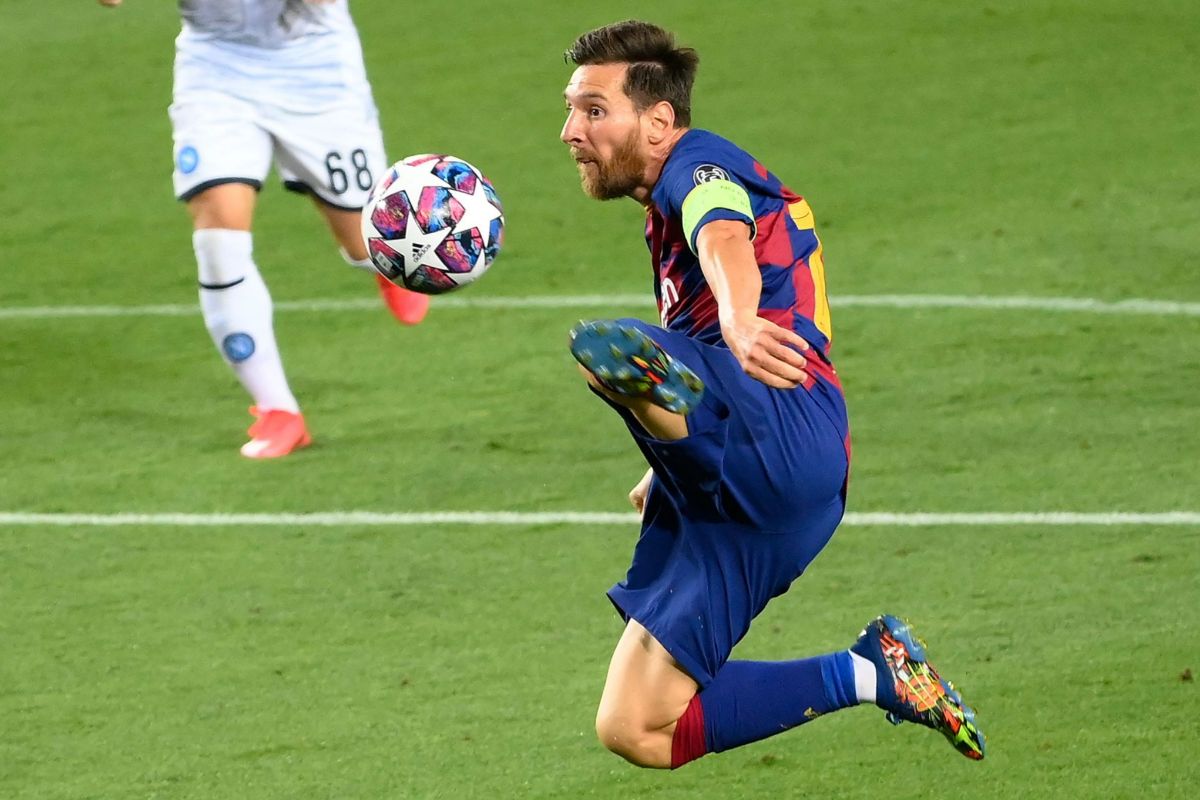 Barcelona's Argentine forward Lionel lt;HIT gt;Messi lt;/HIT gt; controls the ball during the UEFA Champions League round of 16 second leg football match between FC Barcelona and Napoli at the Camp Nou stadium in Barcelona on August 8, 2020. (Photo by LLUIS GENE / AFP)