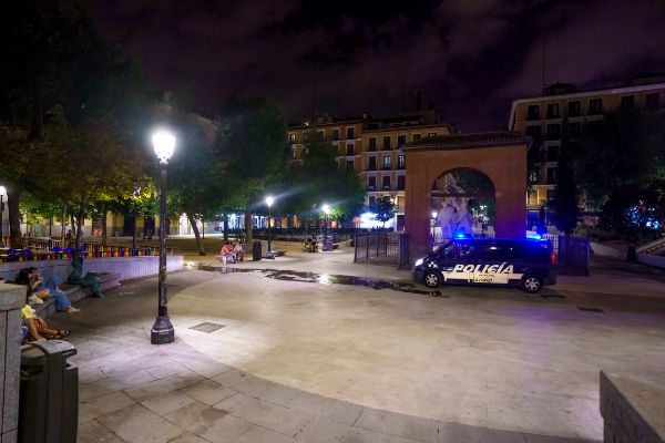 Plaza Dos de Mayo un sábado por la noche, custodiada por la Policía.