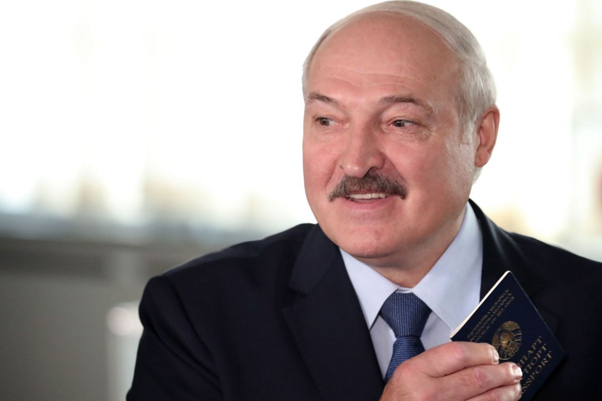 El presidente Alexander Lukashenko votando, en Minsk.