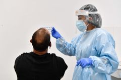 Una sanitaria realiza una prueba PCR para detectar el coronavirus a un paciente en un centro de salud de Barcelona.