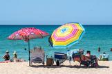 Varias personas disfrutan de la playa del Arenal de Palma de Mallorca.